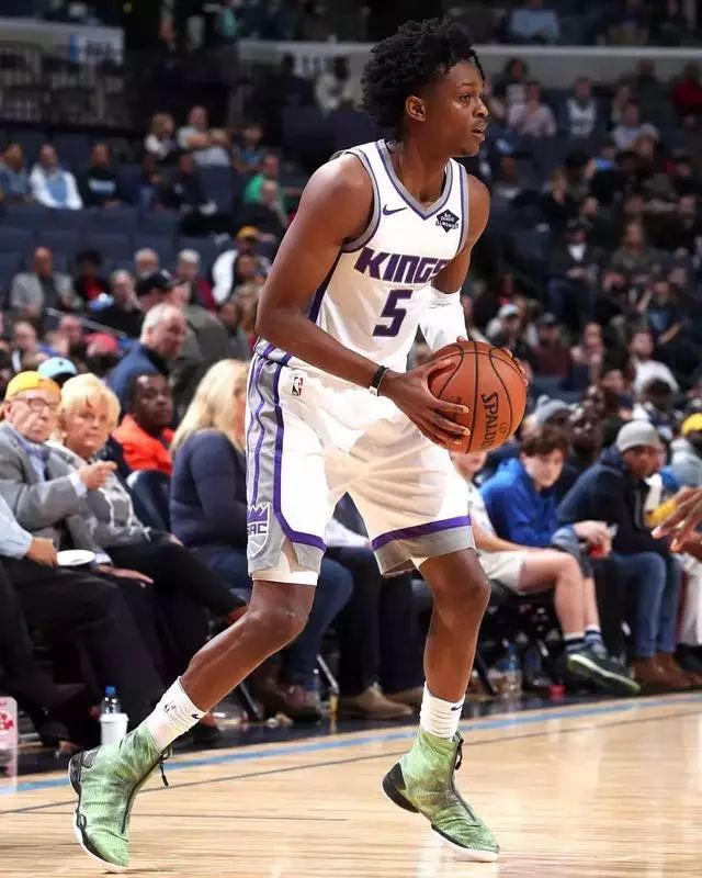 现出惊人的 现出惊人的