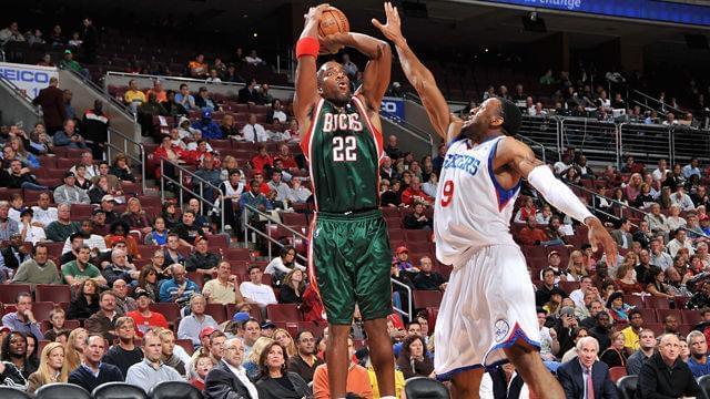 争抢篮板 争抢篮板